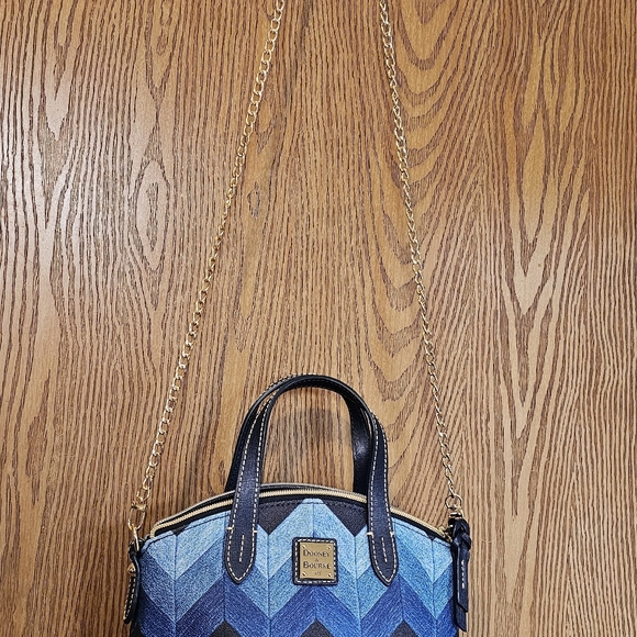 Dooney & Bourke Handbags - Dooney & Burke Handbag Chevron Mimi Crossbody